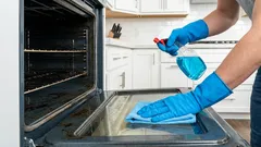 Wie man Fett aus dem Backofen ohne aggressive Chemikalien entfernt